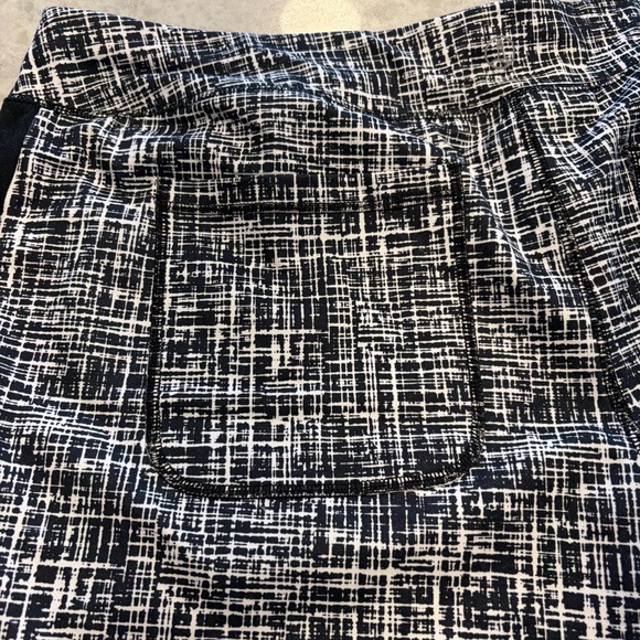 Lands' End Black and White Print Relaxed Fit Active Shorts - Size 1X - Picture 5 of 8